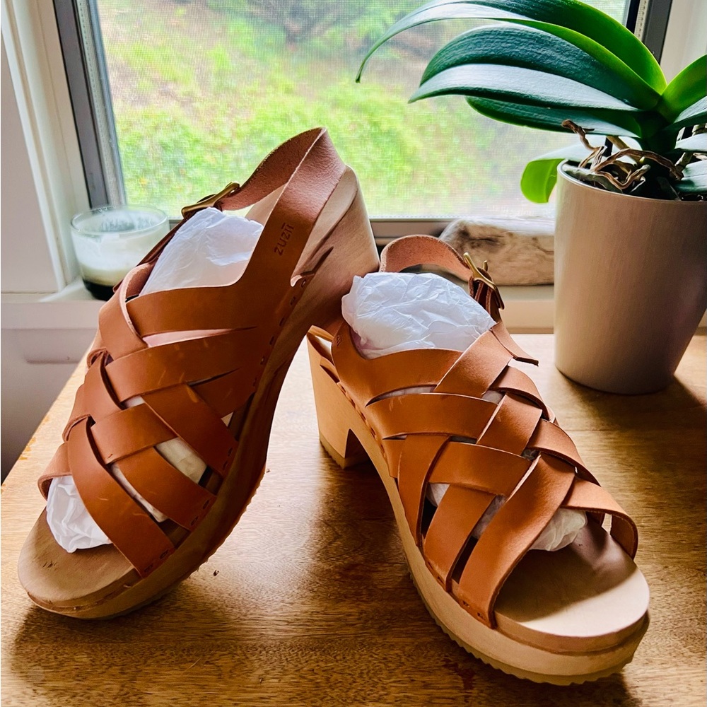 Vegan tan sandals with Woven Leather